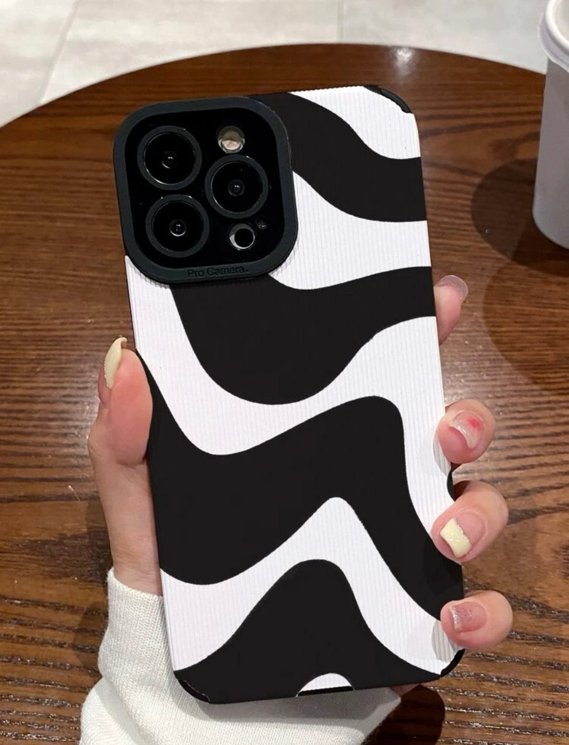 B&W wavy pattern phone case