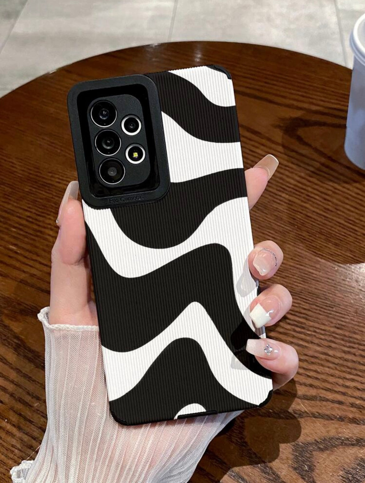 B&W wavy pattern phone case