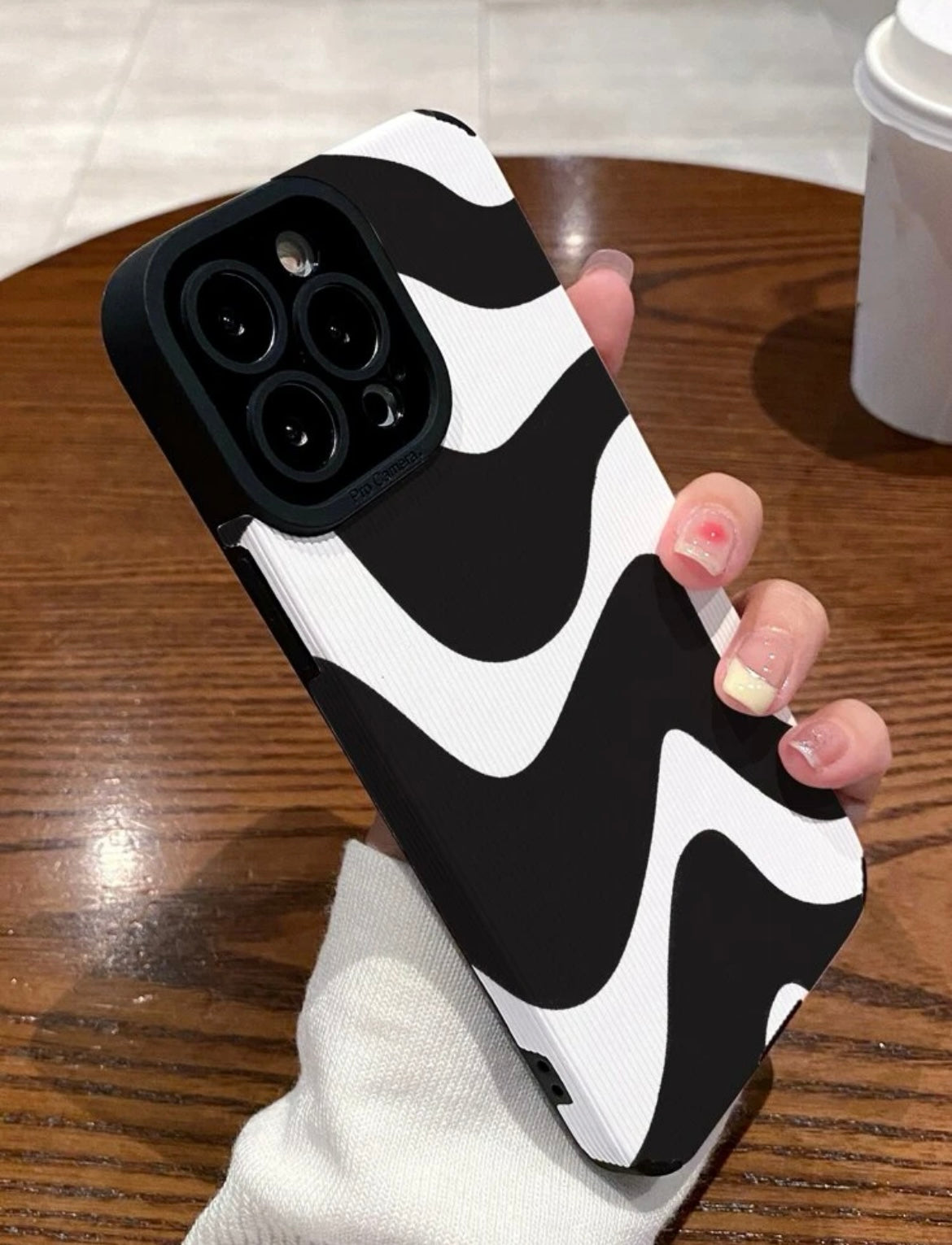 B&W wavy pattern phone case