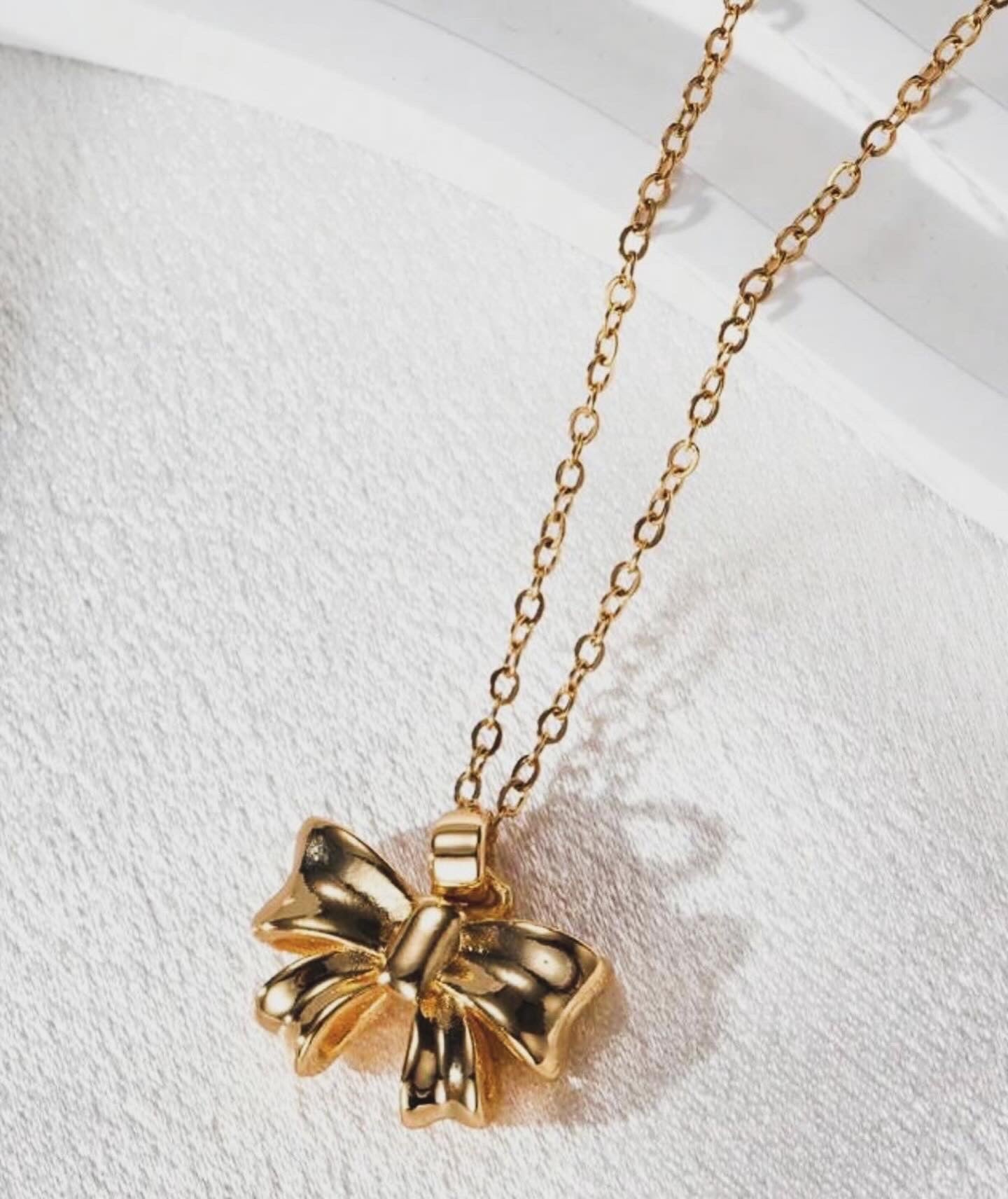 gold bowtastic necklace